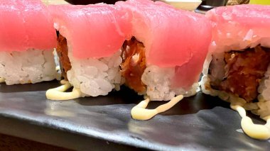 Somon ve somonlu suşi.