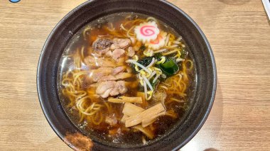 Ahşap masa üzerinde garnitür, yumurta ve chike ile nefis ramen yemek üst manzara