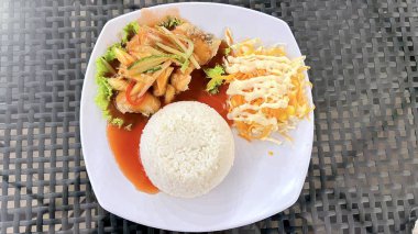 Beyaz tabakta pirinç ve sebzeli canlı tatlı ve ekşi gourami balığı, taze taze ve yemek blogcusu için uygun balık eti sergileniyor. Üst Görünüm, Kapat