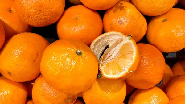 Üst çerçeve fotoğrafın canlı yarısı ve portakallar bir arada, sulu ve taze dokularını sergiliyorlar. Yemek, sağlık ve egzotik meyve temalı projeler için mükemmel.