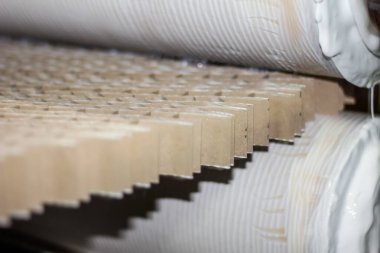 Makine metal levhayı kesiyor..