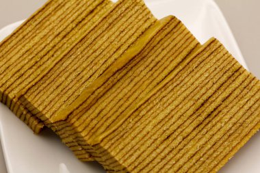 Gri arka planda geleneksel Endonezya tatlı Lapis katmanlı pastası.