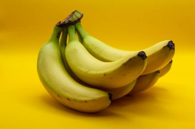 sarı arkaplanda muz