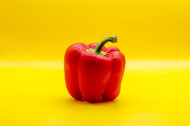 Sarı zemin üzerine kırmızı biber