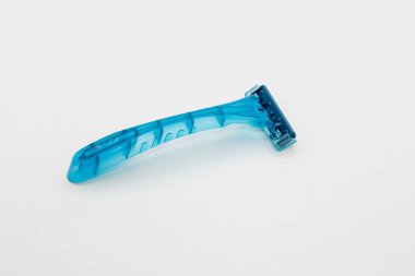 Üç traşlı tıraş makinesi olan adamlar izole edildi..