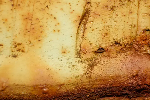 Aşınmış metal zemin. Paslı gri boyanmış metal duvar. Paslı metal arka planda pas izleri var. Pas lekeleri. Metal yüzey paslanmış lekeler.