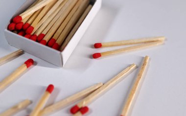 Kibritler masada. Kibrit. Yakın plan. Duvar kağıdı. Beyaz arkaplan