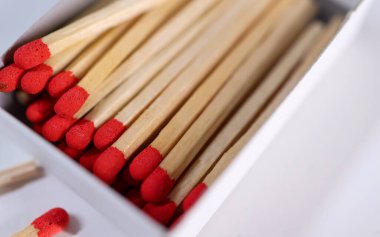 Masada bir kutu kibrit var. Kibrit. Yakın plan. Makro. Beyaz arkaplan