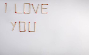 Sana yazdığım yazı kibritlerle dolu. Makro. Duvar Kağıdı