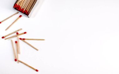 Kibritler masada. Kibrit. Yakın plan. Duvar kağıdı. Beyaz arka plan. Yukarıdan görüntüle