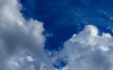 Güneşli havada mavi gökyüzü. Bulutlu gökyüzü