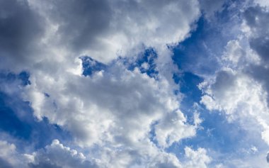 Bulutlu mavi bir gökyüzü ve birkaç bulutlu mavi bir gökyüzü.