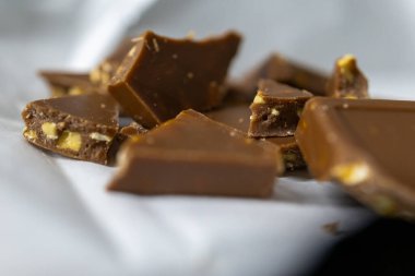 Fındıklı çikolata parçalarının yakın çekimi..