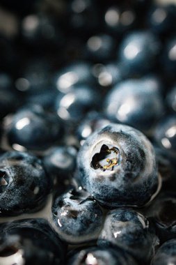 Suda böğürtlen. Böğürtlen Yabanmersini. Yakın plan.