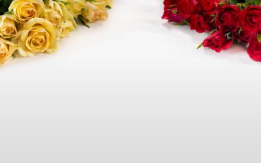 Sunum için kırmızı ve beyaz güller üstte. Tablo