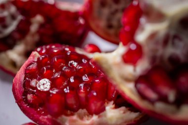 Nar tohumları. - Nar. Kırmızı kepçe. Meyve. Kabuklu nar.