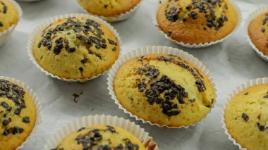 Bitmiş keklerin yakın çekimi. Yukarıdan bak. Zaman ayarlı ve yakınlaştır. Kek pişirme süreci..