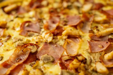 Frenk soğanlı pizza, salam, tavuk göğsü, mantar ve peynir..