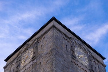 Saat Kulesi. Üçgen bina. Geometrik çizgileri olan modern bir çatı. Mimaride geometri. Mimari fotoğrafçılık.