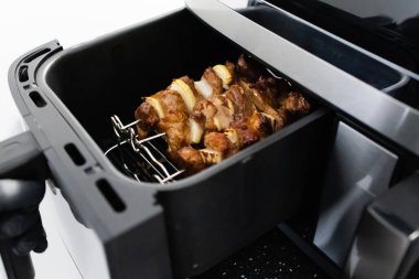 Fritözde pişmiş domuz kebabı. Shashlik. Kızartma makinesinde soğanlı marine edilmiş et parçaları..