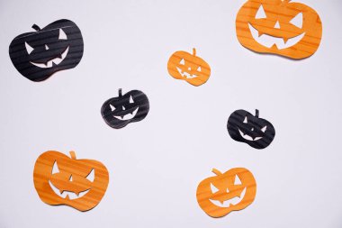 Beyaz arka planda balkabakları. Cadılar Bayramı. Arkaplan ve sunumlar için