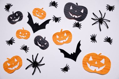 Beyaz arka planda balkabakları, örümcekler, yarasalar. Cadılar Bayramı. Arkaplan ve sunumlar için