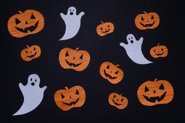 Balkabakları, siyah arka plandaki hayaletler. Mutlu Cadılar Bayramı. Sırt için