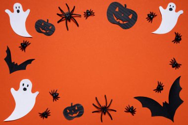 Turuncu arka planda balkabakları, örümcekler, yarasalar ve hayaletler. Cadılar Bayramı. Arkaplan ve sunumlar için