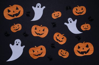 Siyah arka planda balkabakları, hayaletler ve örümcekler. Mutlu Cadılar Bayramı. Arkaplan ve sunumlar için