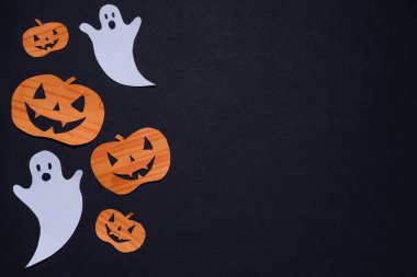 Siyah arka planda balkabakları ve hayaletler. Cadılar Bayramı. Arkaplan ve sunumlar için