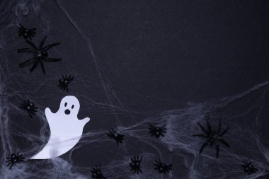 Siyah arka planda örümceklerle örümceklerle örümceklerle örülmüş hayaletler. Cadılar Bayramı. Arkaplan ve sunumlar için