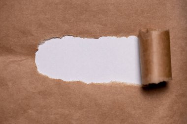 Harfler için beyaz boşluğu olan yırtık bir kraft kağıdı