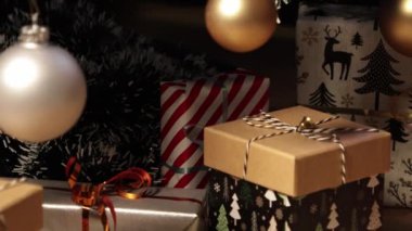 Noel ağacının altında bir sürü hediye var. Noel ve yeni yıl tatili için hediyeler hazırlanıyor