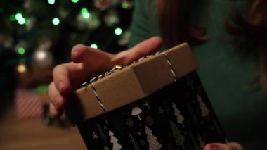 Noel günü hediyeleri açan bir kız. Yeni Yıl ve Noel