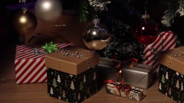 Noel ağacının altında bir sürü hediye var. Noel ve Yeni Yıl arifesi için hediyeler hazırlanıyor