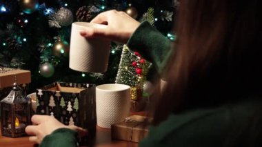 Noel günü hediye paketleyen bir kız. Yeni Yıl ve Noel