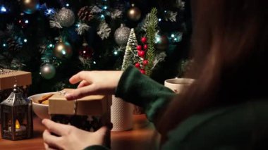 Noel günü hediyeleri açan bir kız. Yeni Yıl ve Noel