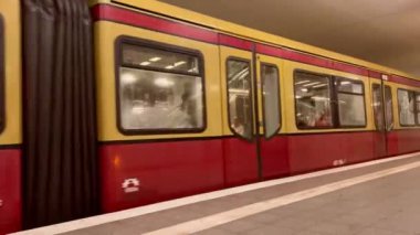 Berlin, Almanya - 14 Eylül 2024: Berlin metrosu. Berlin 'deki bir istasyondan kalkan bir tren. Alman trenleri