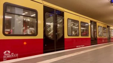 Berlin, Almanya - 14 Eylül 2024: Berlin metrosu. Berlin 'deki bir istasyondan kalkan bir tren. Alman trenleri