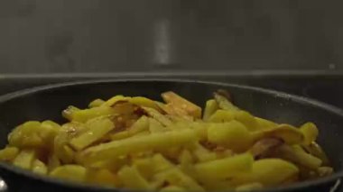Kızartma tavasında patates kızartması. Ev yapımı patates kızartması. Patates kızartmasından buhar.