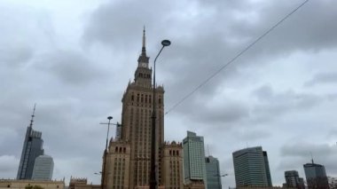 Poznan, Polonya - 17 Ekim 2024: Varşova Kültür ve Bilim Sarayı manzarası. Varşova simgesi