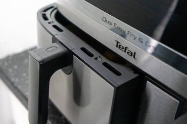 Poznan, Polonya - 30 Ekim 2024: bir Tefal kızartma makinesinin açık kasesi. Fritözde yemek pişirmek.