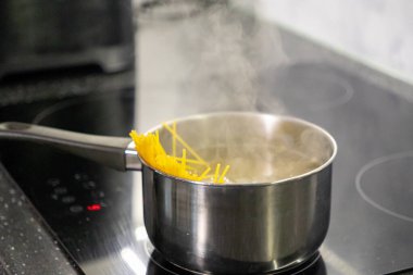 Fırında Spagetti Pastası Pişiriyorum. Mutfakta yemek pişirmek.