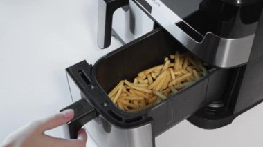 El kapama tava çekmecesi kızarmış patates kızartmasıyla dolu.