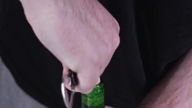 Tirbuşonu şarap şişesi mantarına çevirerek, yakın plan.
