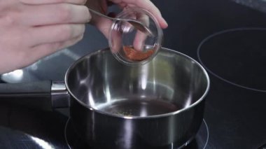 Sıcak şarap hazırlamak için tencereye hindistan cevizi tozu (muscat) ekliyorum