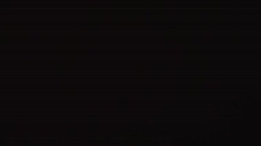 Siyah arka planda yükselen duman zerreleri, soyut ve minimalist