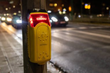 Aydınlatılmış yaya geçidi gece, kırmızı parlayan 