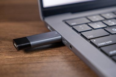 usb flash diski, tahta masadaki veri transferi için USB-c portuna takıldı