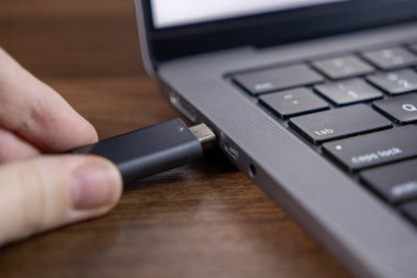 Tahta yüzeydeki veri transferi ve depolama için USB flash bellek dizüstü bilgisayarına yerleştiriliyor